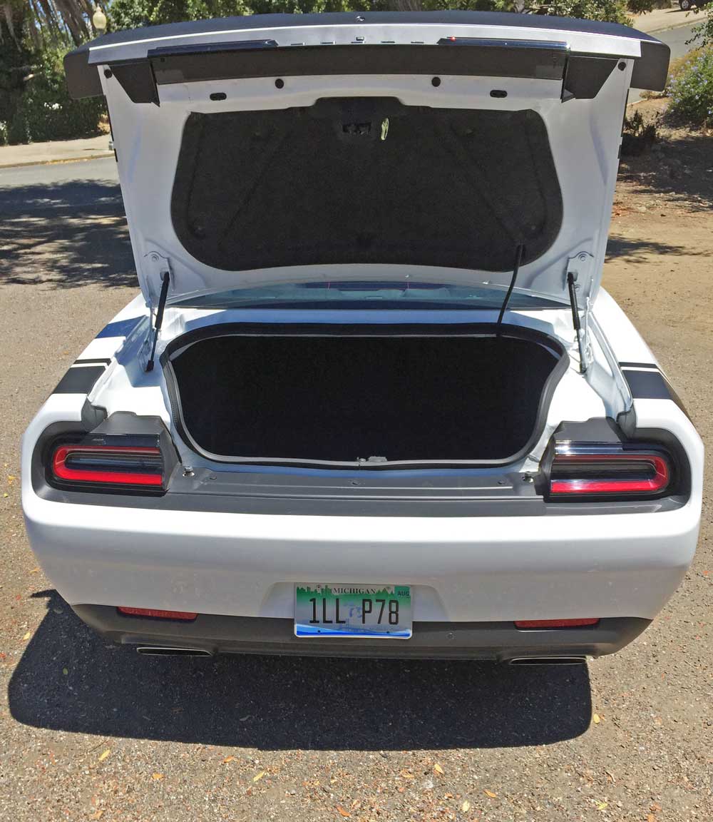 Dodge-Challenger-Scat-Pack-Trnk