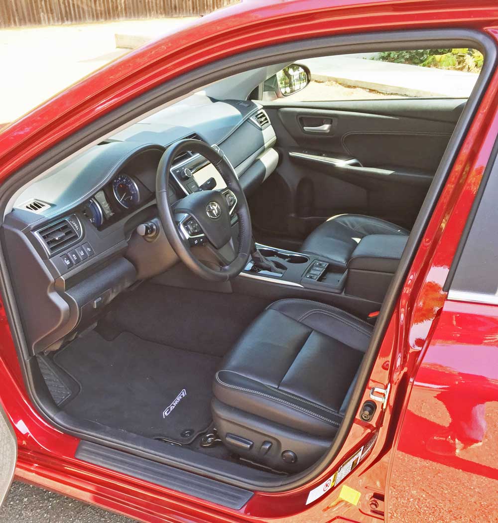 toyota-camry-xle-hybrid-int