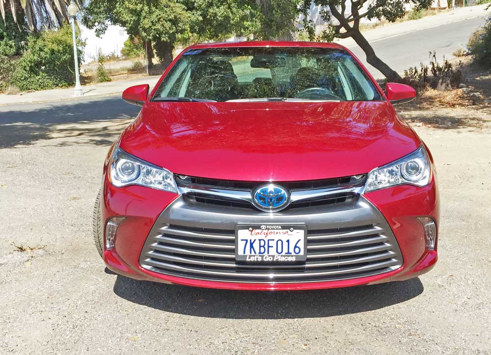 toyota-camry-xle-hybrid-nose