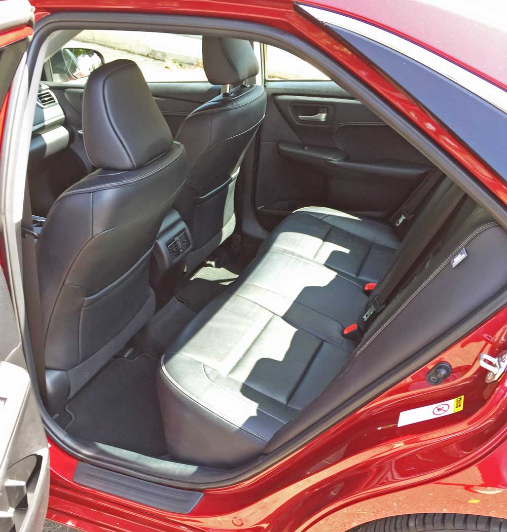 toyota-camry-xle-hybrid-rint