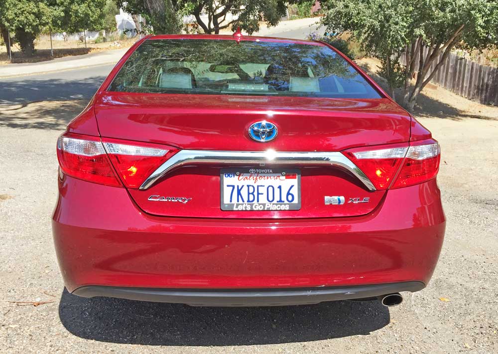 toyota-camry-xle-hybrid-tail