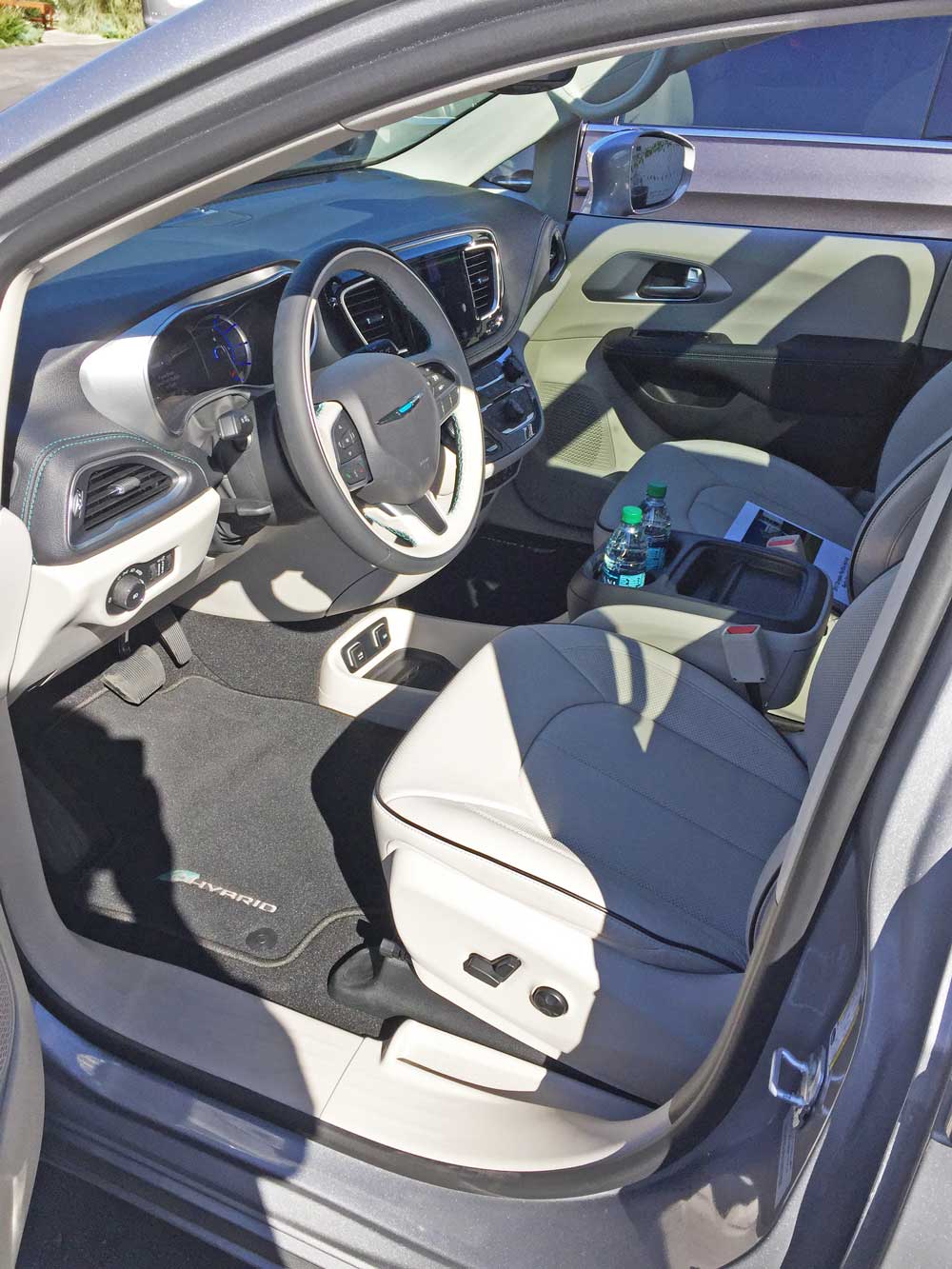 chrysler-pacifica-hybrid-int