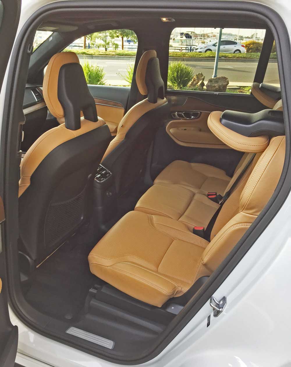 Volvo-XC90-T8-RInt