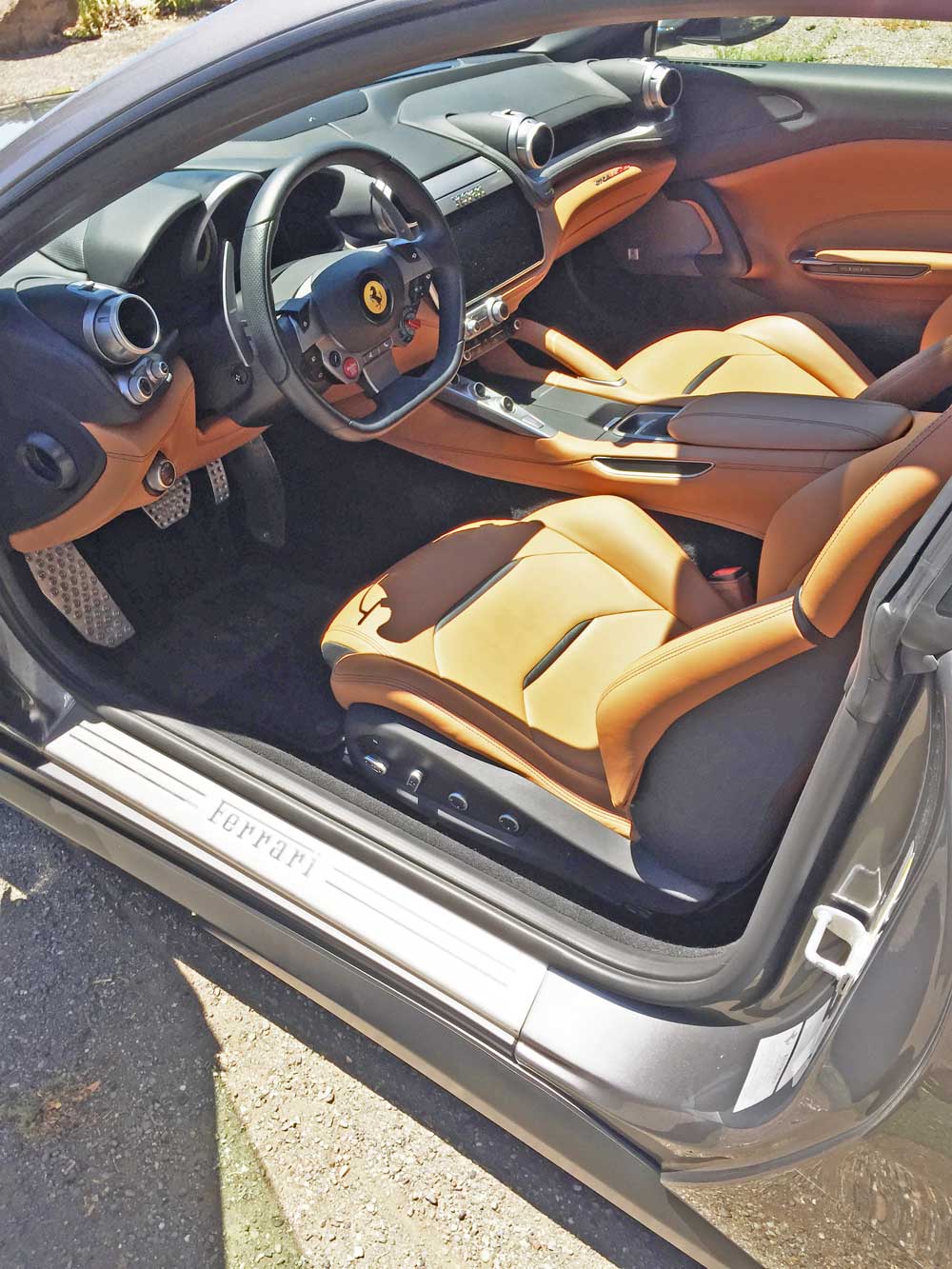 Ferrari-GTC4-Lusso-Int