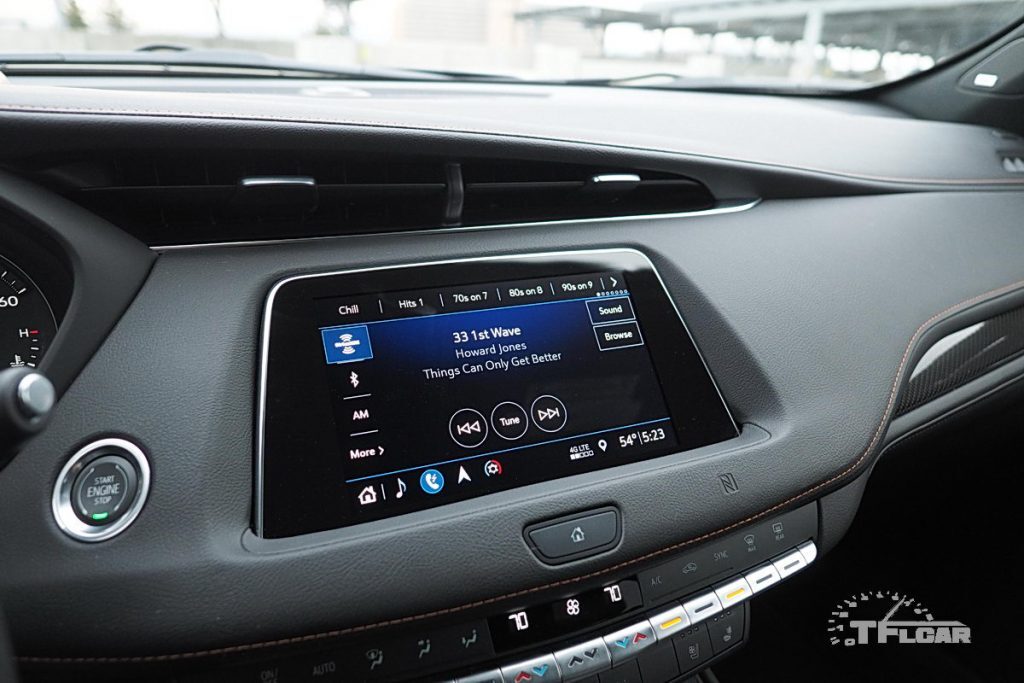 touchscreen + dedicated controls 2019 Cadillac XT4 AWD Sport