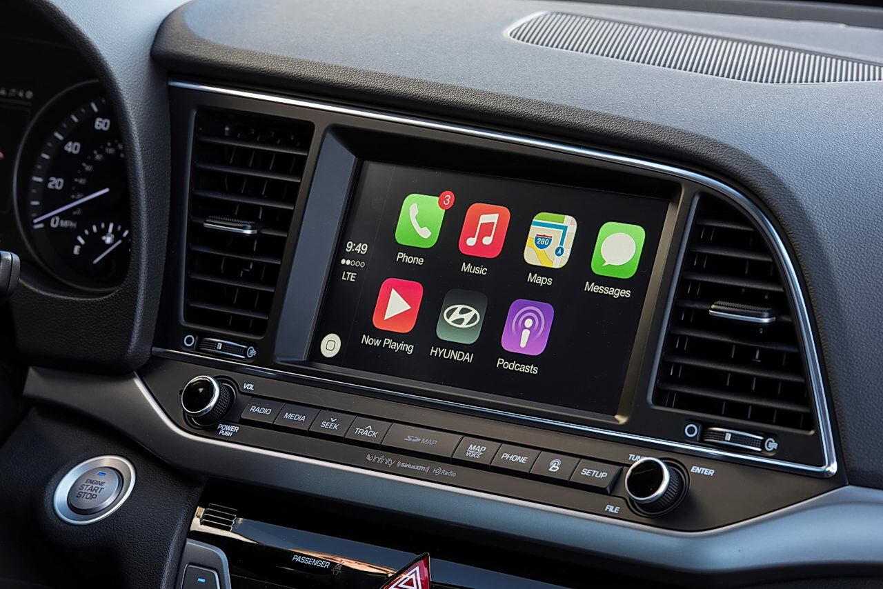 2017 Hyundai Elantra 8-inch color touchscreen display