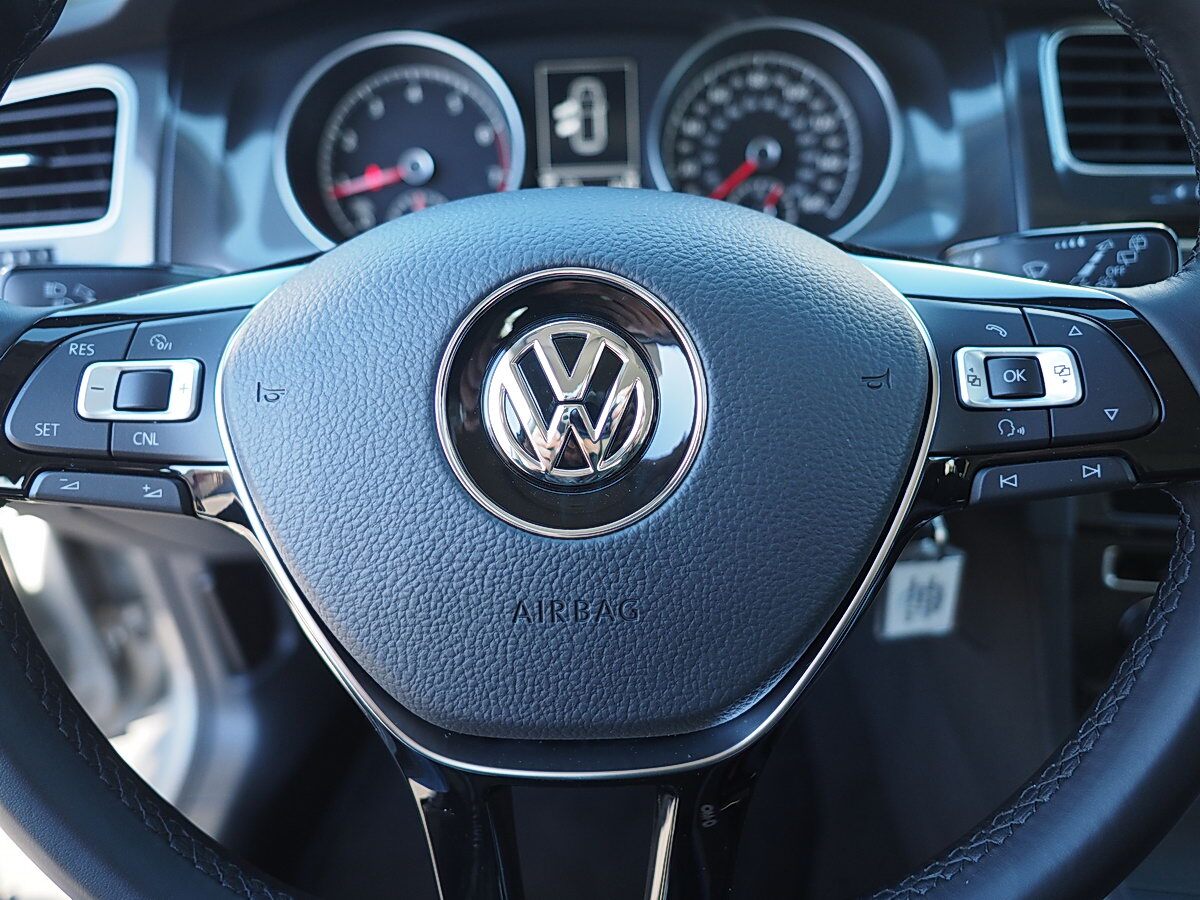 2018 VW Golf steering wheel controls