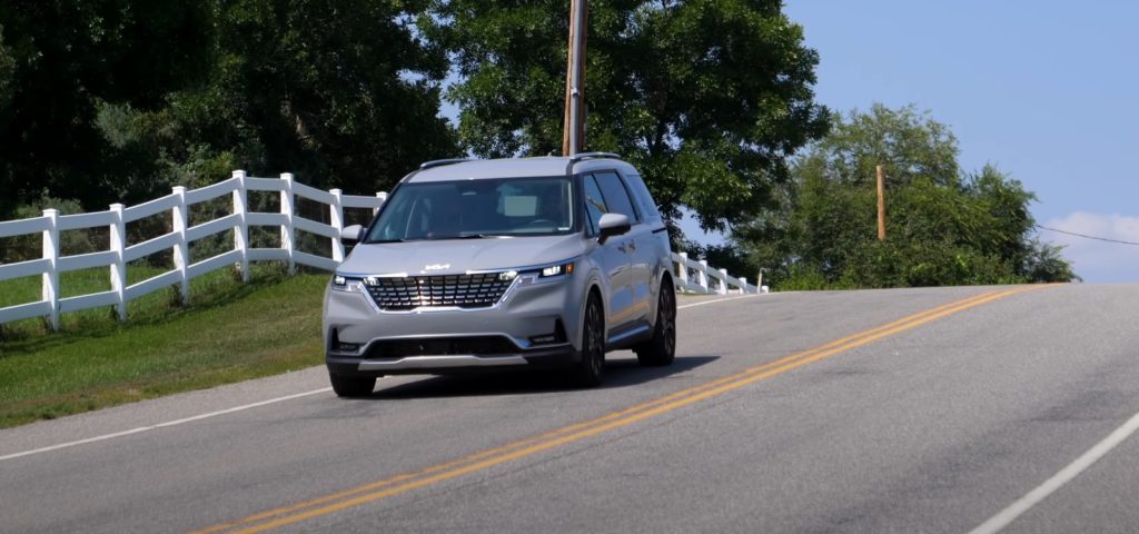 2022 Kia Carnival — Driving