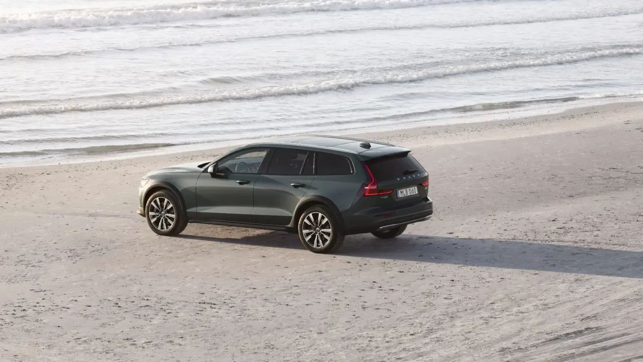 Volvo V60 Cross Country - Forest Green (featured)