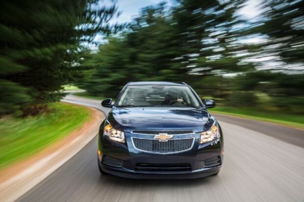 2014-Chevrolet-Cruze-Turbo-Diesel-front-end-in-motion-02