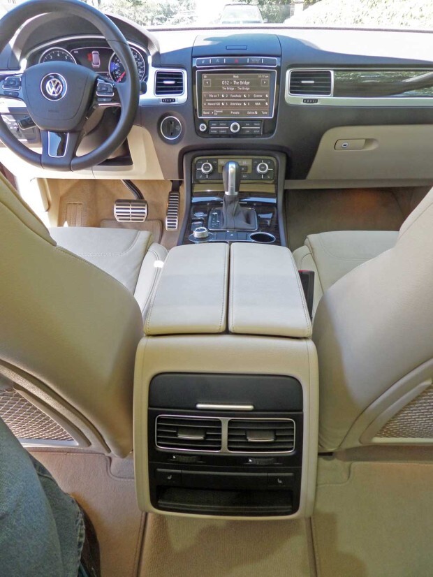 2015-VW-Touareg-Cntr-Cnsl