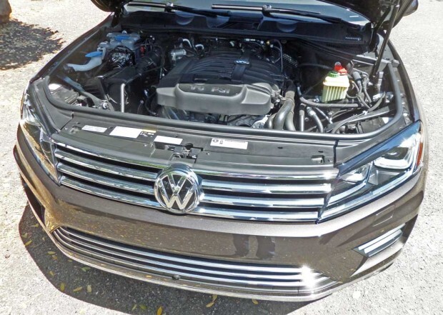 2015 VW Touareg engine bay