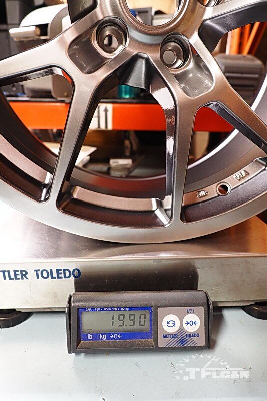 Neuspeed RSe10 18x8 wheel on scale weighs 19.9 lbs