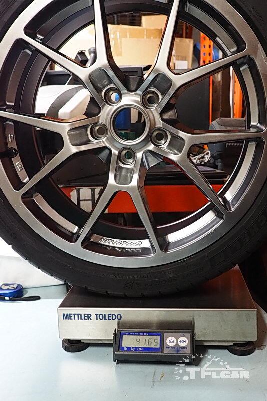 Michelin PS4S tire and Neuspeed RSe10 wheel on scale weighs 41.65 lbs