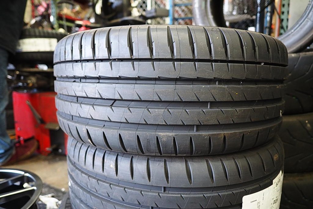 tread pattern of Michelin Pilot Sport 4 S tires