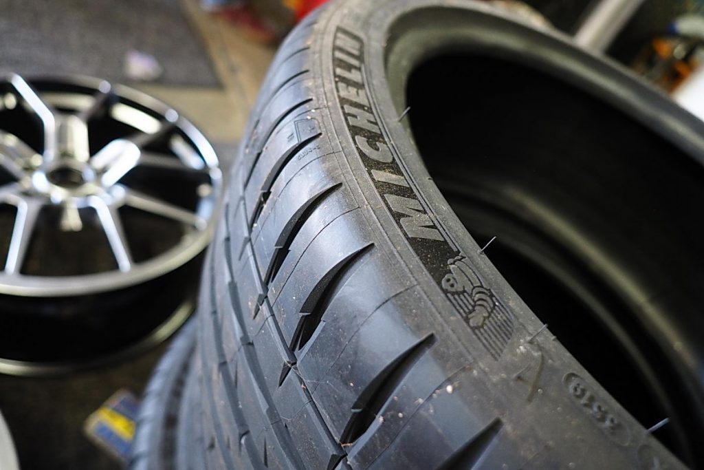 corner sipes of Michelin Pilot Sport 4 S tires