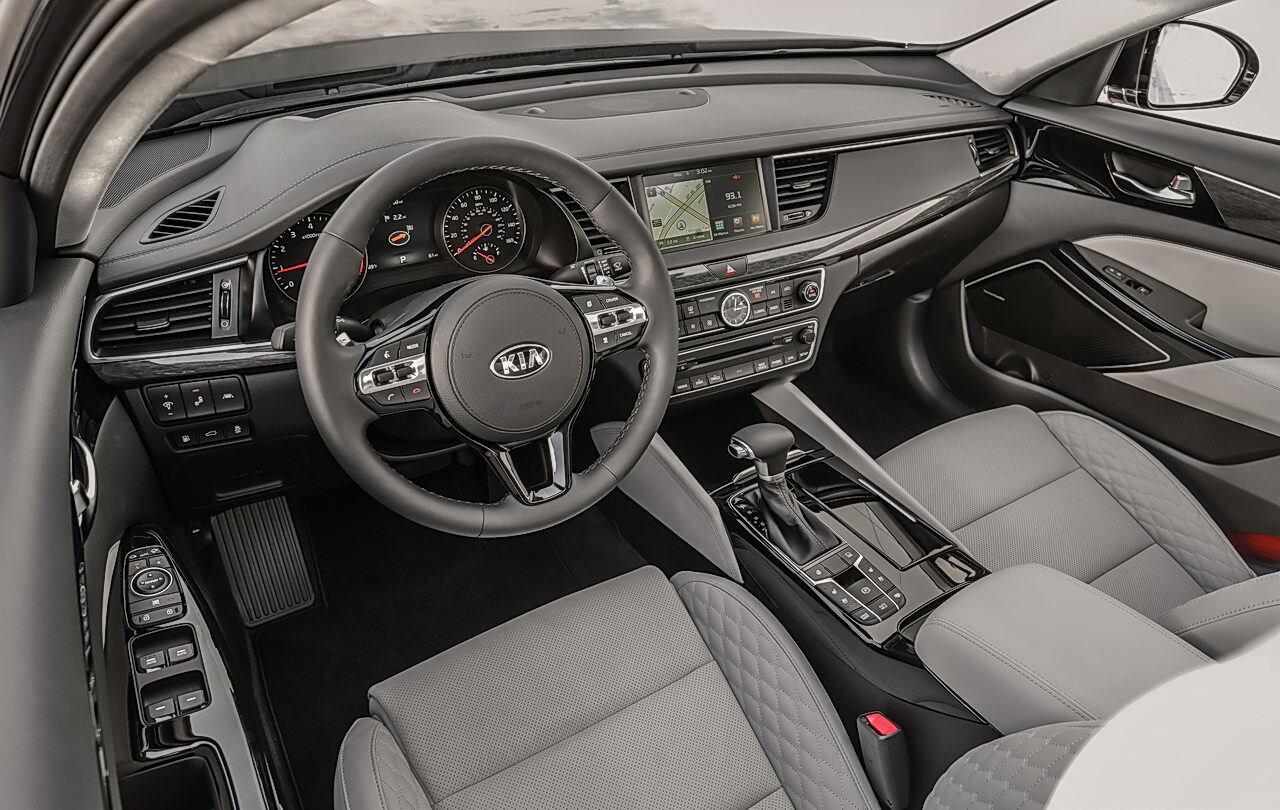 2017 Kia Cadenza interior
