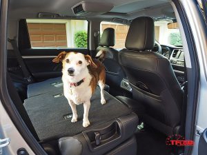 2017 toyota highlander 2nd row seats fold flat