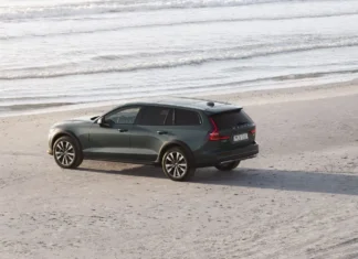 The Volvo V60 Is Dying in the US Next Year, As the Company “Evolves” Toward SUVs Volvo V60 Cross Country - Forest Green (featured)